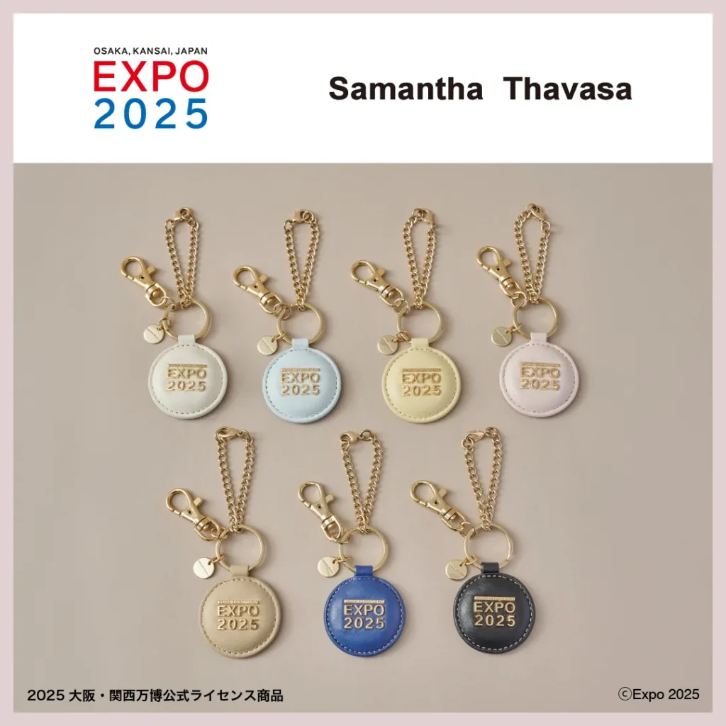 大阪・関西万博とサマンサタバサのコラボレーションチャーム。7色展開、EXPO 2025のゴールドプレートがデザインされている。