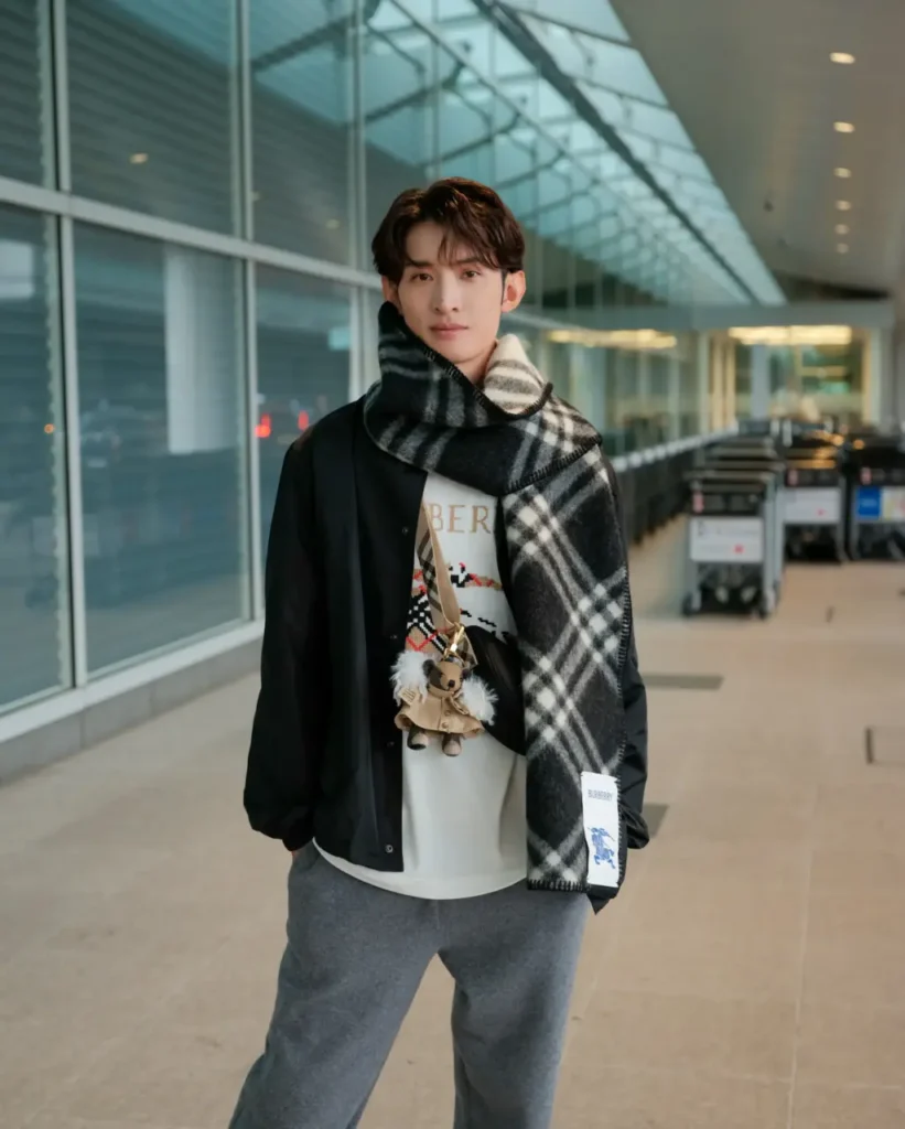 バーバリーの2026春夏コレクション　Snow Man向井康二が羽田空港に登場