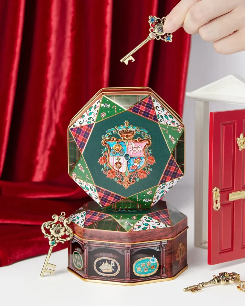 八角形のクリスマスエンブレム缶