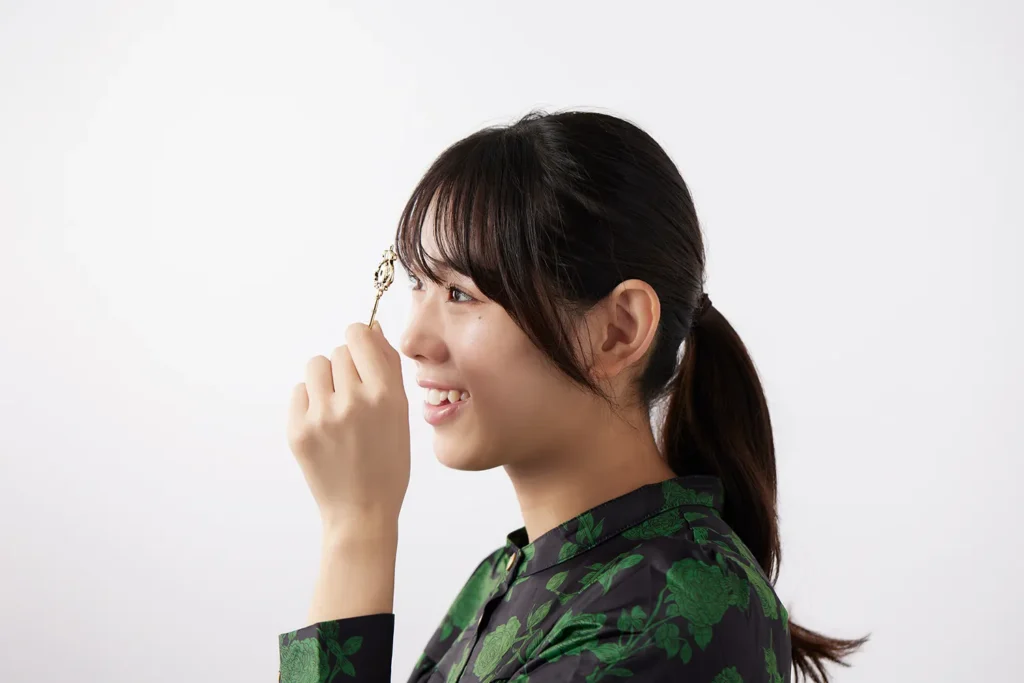 鍵穴から覗くと絵が見える