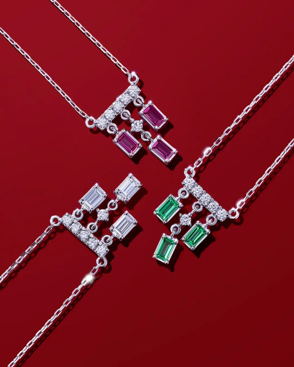 ルビー、グリーンガーネット、ダイヤモンドをあしらったAHKAHのシャンデリアスウェイプチネックレス