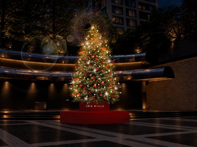 赤と白の装飾とゴールドの光に彩られたアーク・カラヤン広場のクリスマスツリー