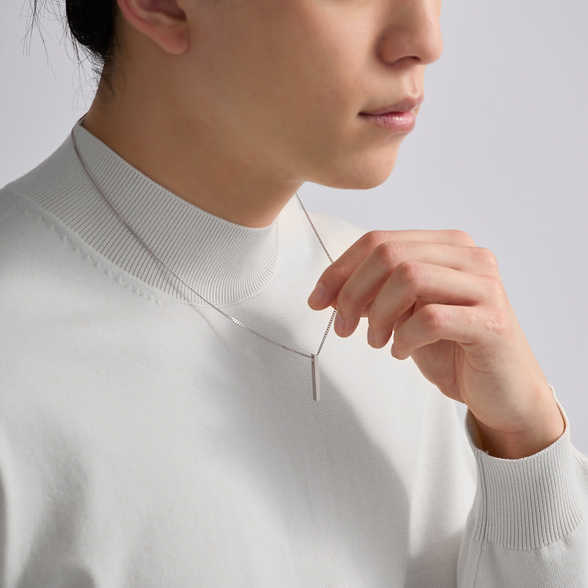 BOW RIVANのIペンダントの着用イメージ