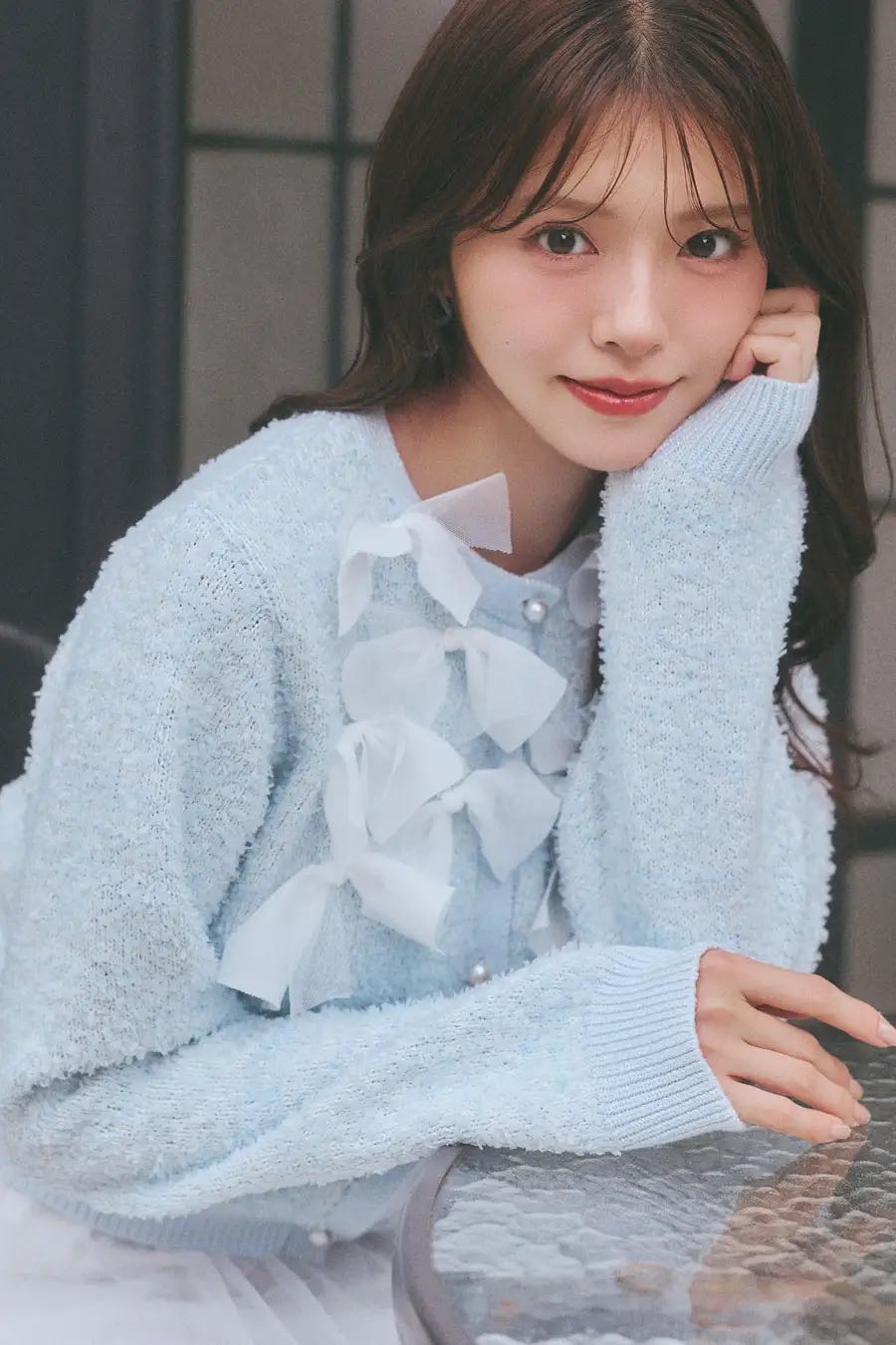 鈴木ゆうかがリボン付きの淡いブルーのカーディガンを着用した冬コレクションのルック