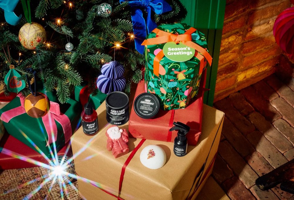 クリスマスツリーのそばに並ぶLUSHのギフトとバスアイテム