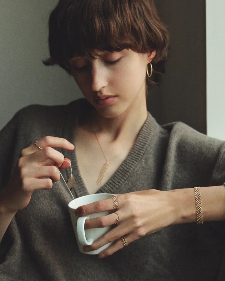 vaのエクラレースのリング、ネックレス、ブレスレットを着用した女性