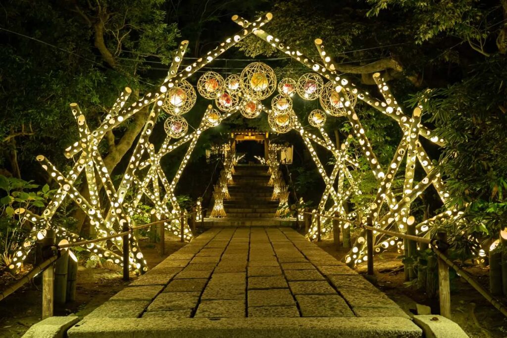 竹あかりのアーチが庭園の道を照らすHANAあかりの過去の様子