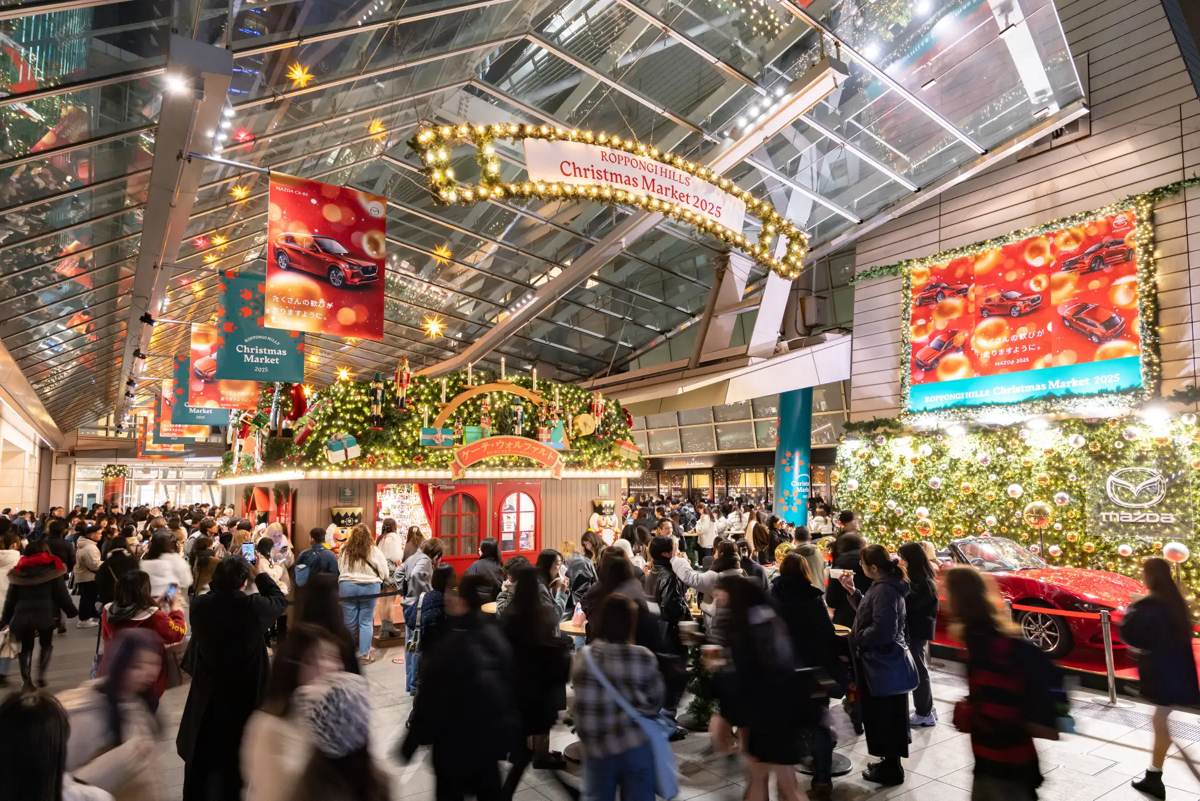 大屋根プラザにクリスマスの装飾と店が並ぶ昨年の会場