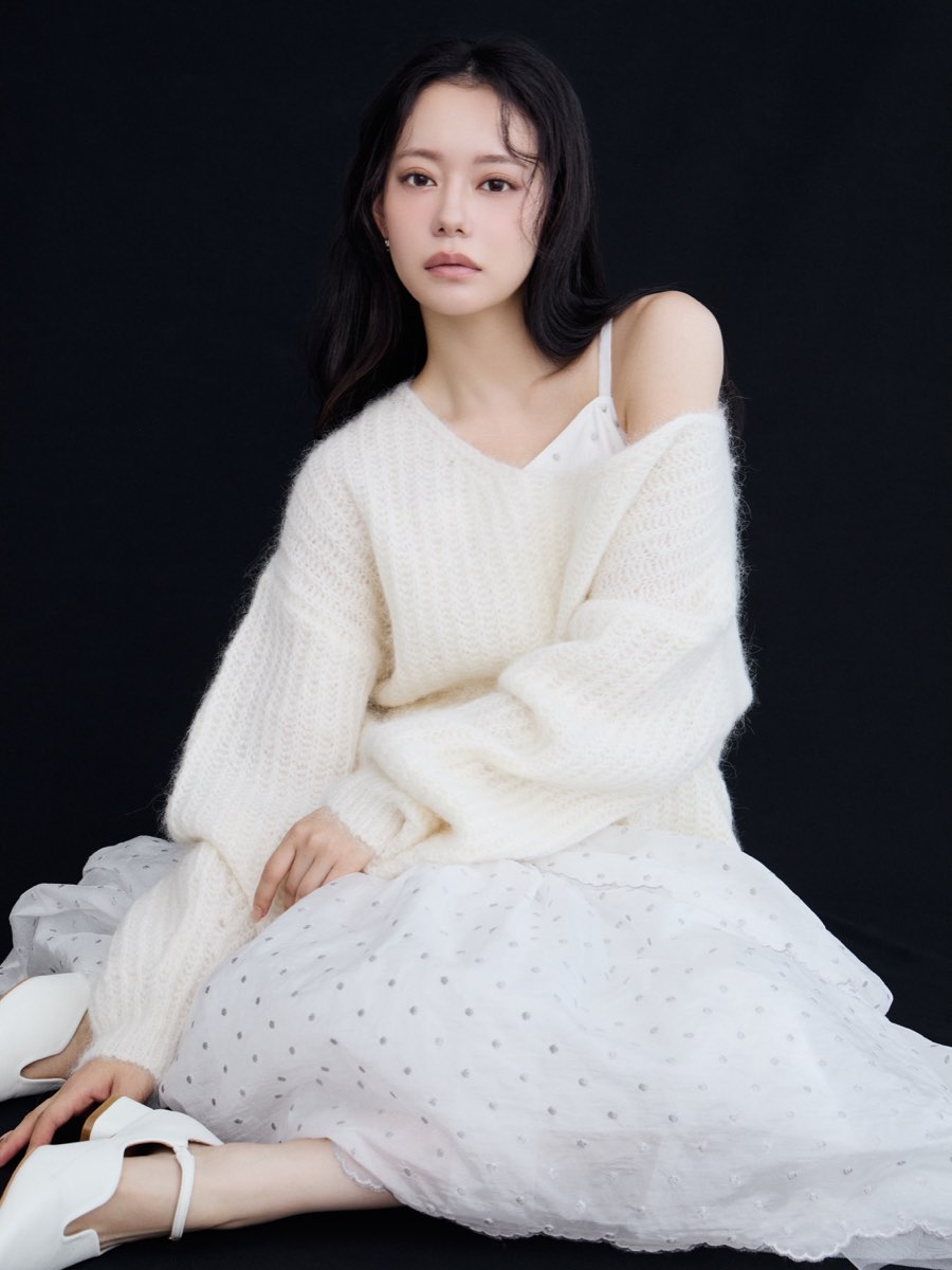 なごみが白のニットとドレスを重ねたFRAY I.Dの冬コーディネート