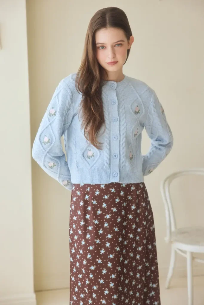 Cath Kidstonの刺繍カーディガンと花柄サテンスカートのコーディネート