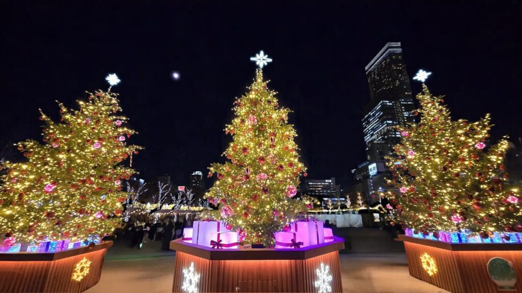 2025年のてんしばクリスマスマーケットを彩った3本のツリー