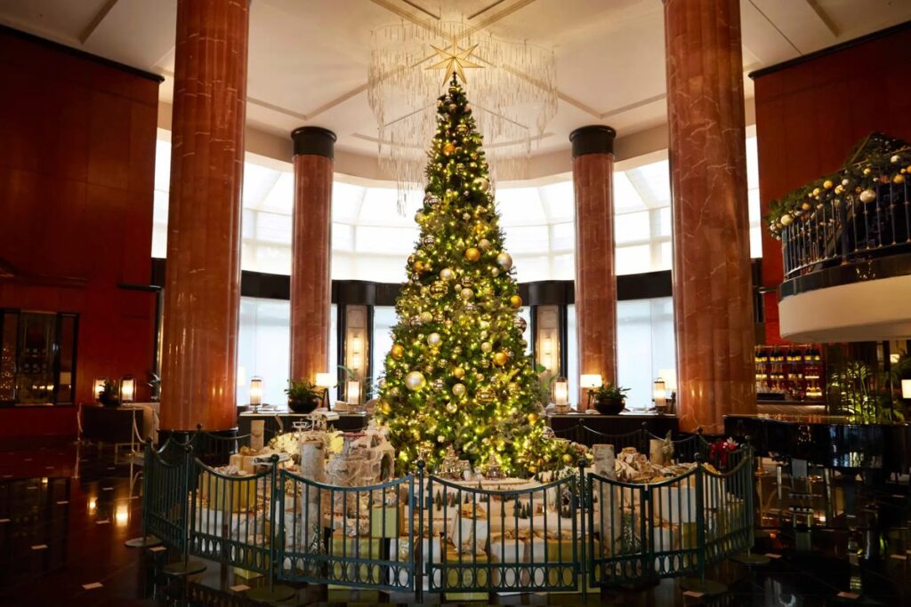 ウェスティンホテル東京のロビーに飾られたクリスマスツリーの昨年イメージ