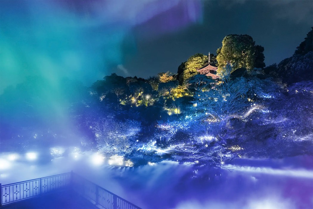 雲海とオーロラの光に包まれたホテル椿山荘東京の冬の庭園