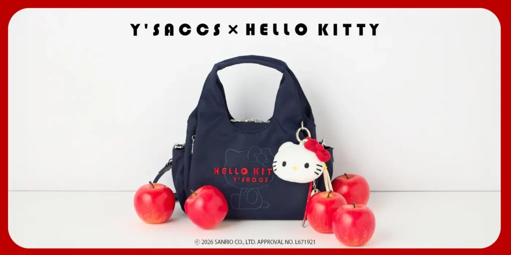 ハローキティのチャームを付けたネイビーのY’SACCSコラボバッグ