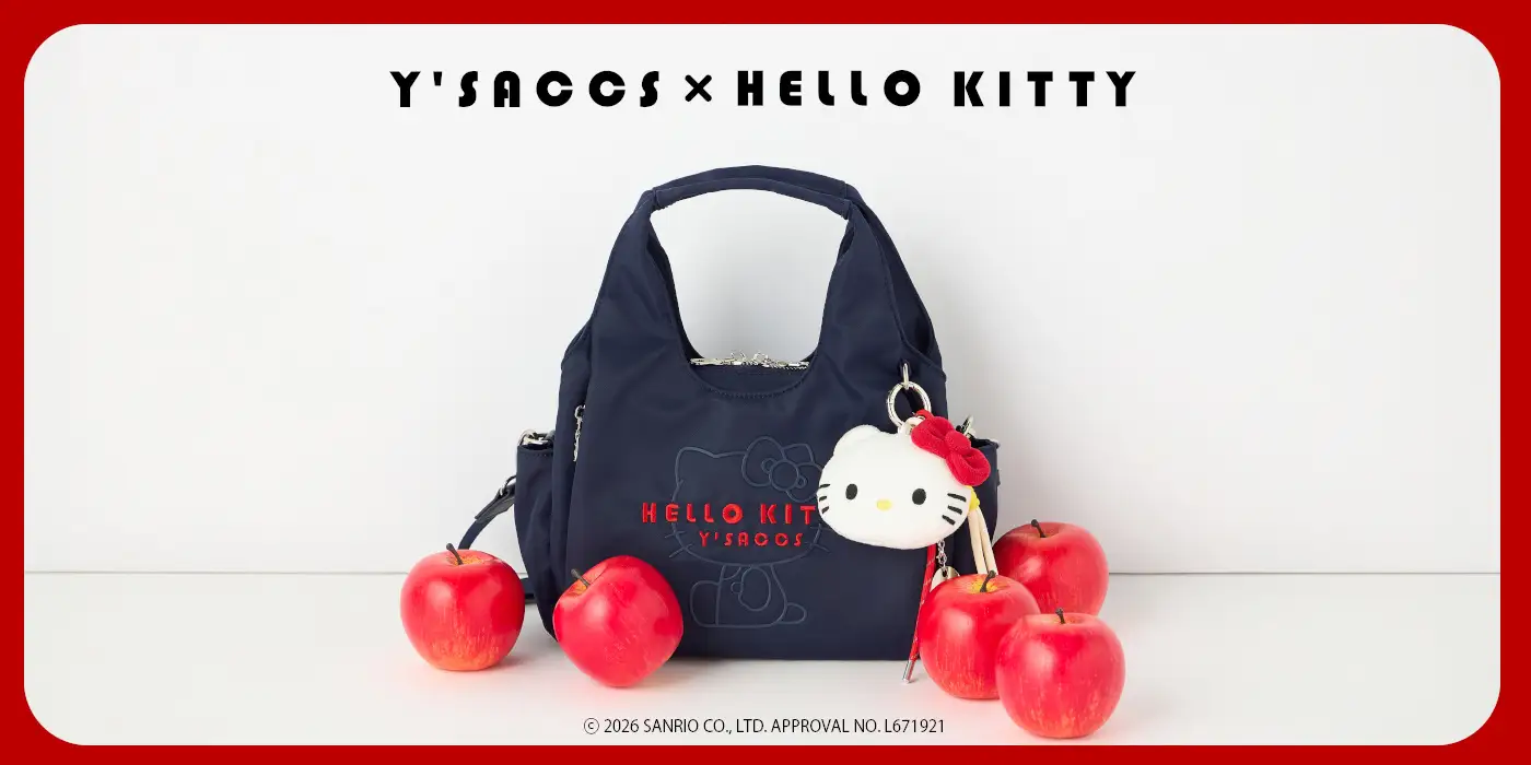 ハローキティのチャームを付けたネイビーのY’SACCSコラボバッグ