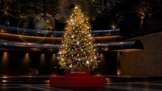 赤と白の装飾とゴールドの光に彩られたアーク・カラヤン広場のクリスマスツリー