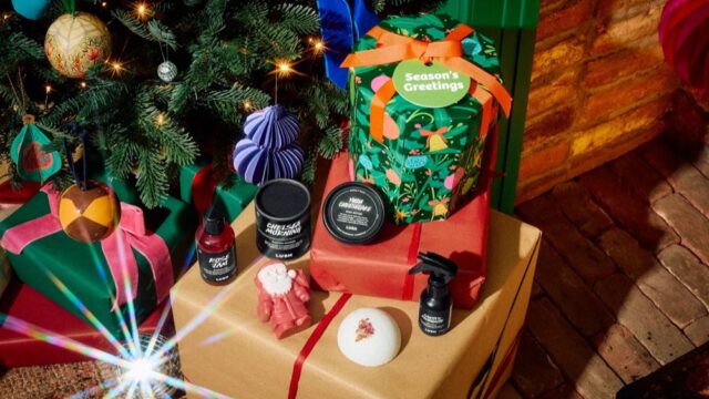 クリスマスツリーのそばに並ぶLUSHのギフトとバスアイテム