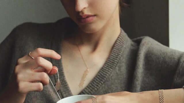 vaのエクラレースのリング、ネックレス、ブレスレットを着用した女性