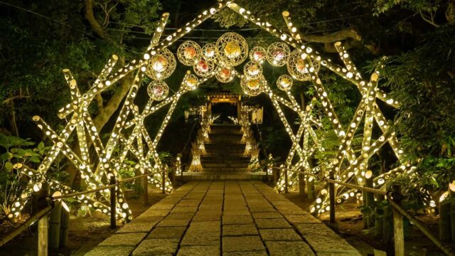 竹あかりのアーチが庭園の道を照らすHANAあかりの過去の様子