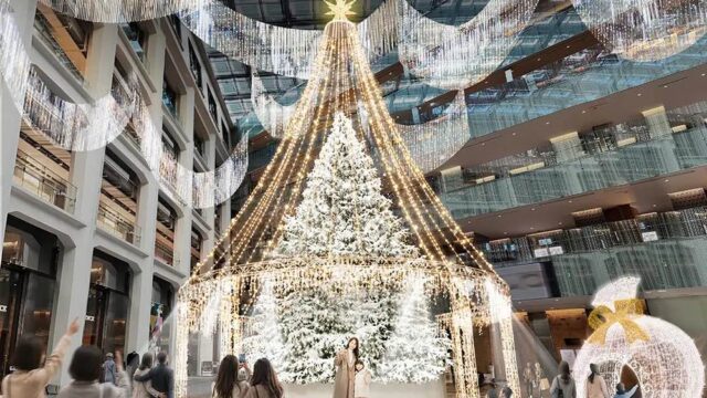 KITTE丸の内のアトリウムに登場する全高約15mのホワイトクリスマスツリーのイメージ
