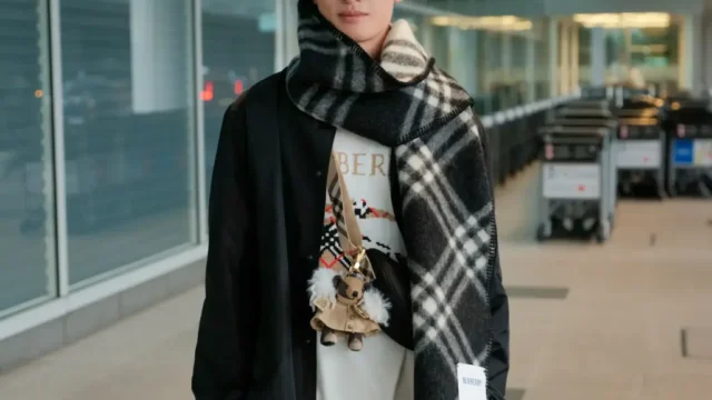 バーバリーの2026春夏コレクション　Snow Man向井康二が羽田空港に登場