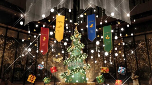 丸ビルのHOGWARTS SNOW TREEとホグワーツ4寮の装飾イメージ