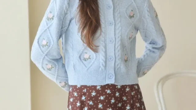 Cath Kidstonの刺繍カーディガンと花柄サテンスカートのコーディネート