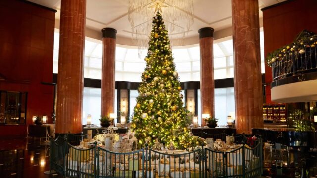 ウェスティンホテル東京のロビーに飾られたクリスマスツリーの昨年イメージ