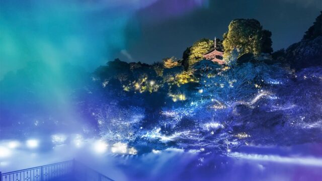 雲海とオーロラの光に包まれたホテル椿山荘東京の冬の庭園