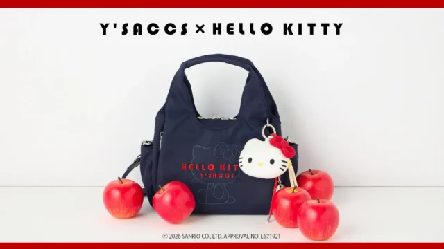 ハローキティのチャームを付けたネイビーのY’SACCSコラボバッグ