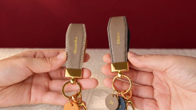 名前を刻んだ2本のYukarienのレザーキーリング